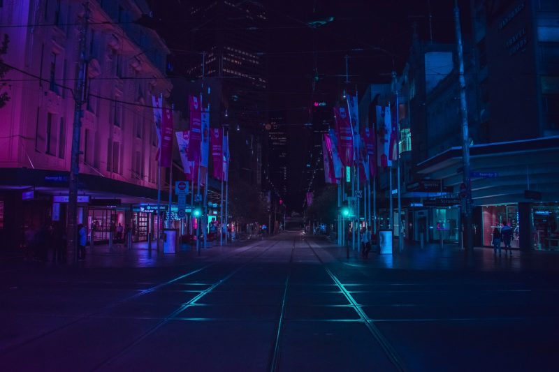 Cyberpunk atmosferde bir sokağın gece görüntüsü.