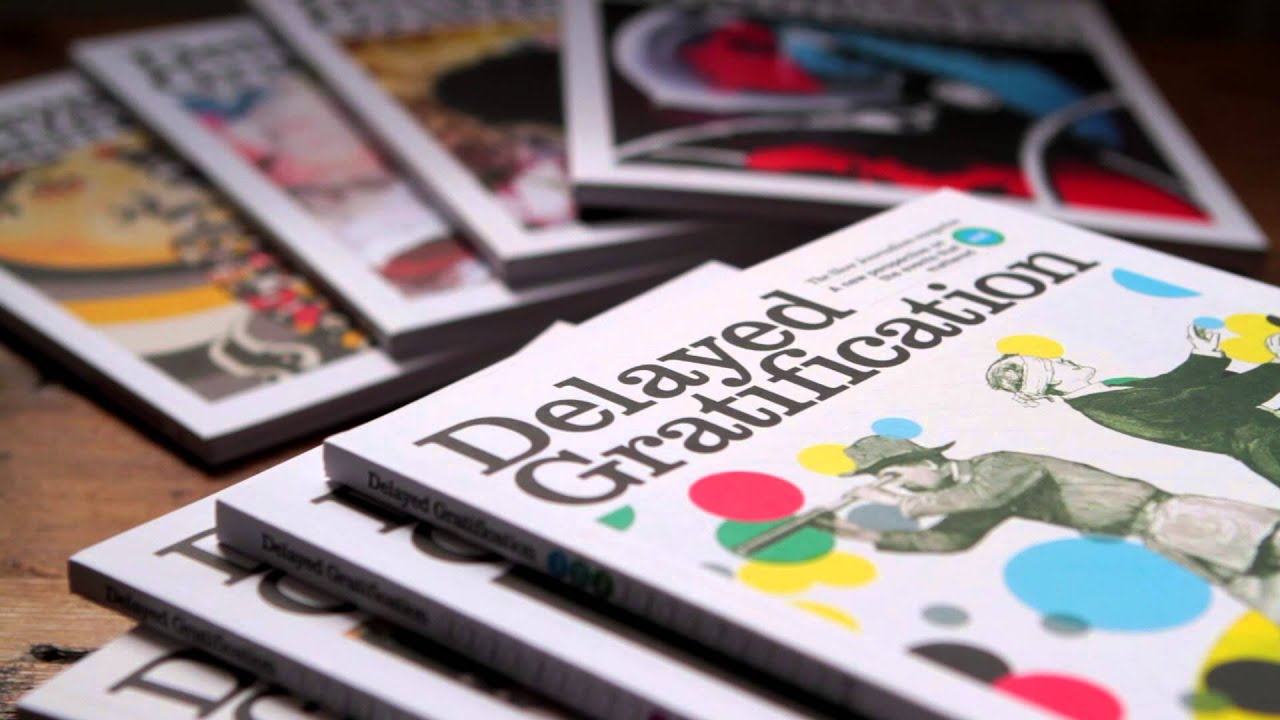 Delayed Gratification dergisinin farklı sayıları bir masa üzerine dizilmiş.