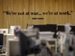 Washington Post ofisindeki bir duvarda "we're not at war, we're at work" yazıyor.