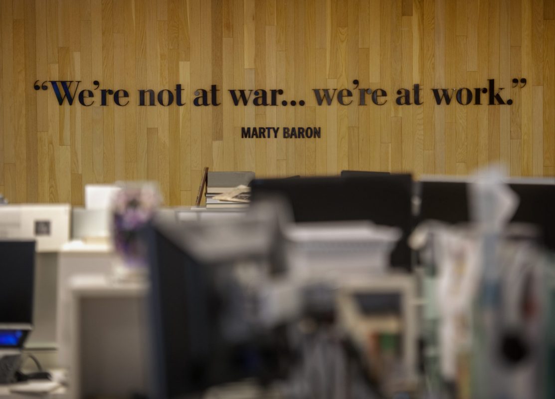 Washington Post ofisindeki bir duvarda "we're not at war, we're at work" yazıyor.