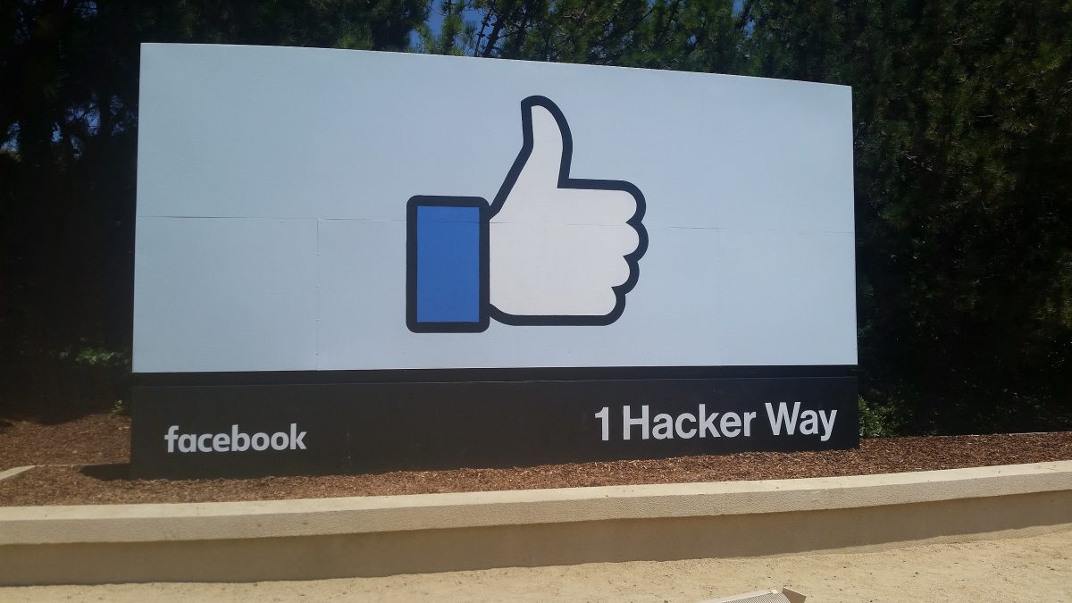 Facebook kampüsü girişindeki tabela. Üstte meşhur beğen sembolü, altta adres yer alıyor.