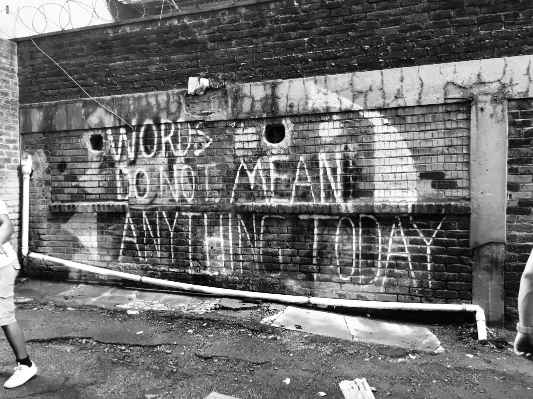 Bir duvar yazısının fotoğrafı. Duvarda "words do not mean anything today" yazıyor.