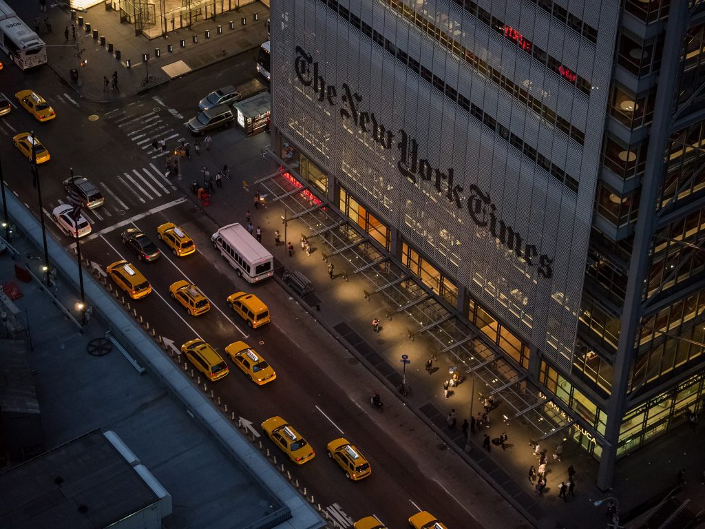 New York Times binasının akşam vakti yukarıdan çekilmiş bir fotoğrafı.