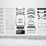 Gri bir arka plan üzerinde parçalarına ayrılmış bir daktilo.