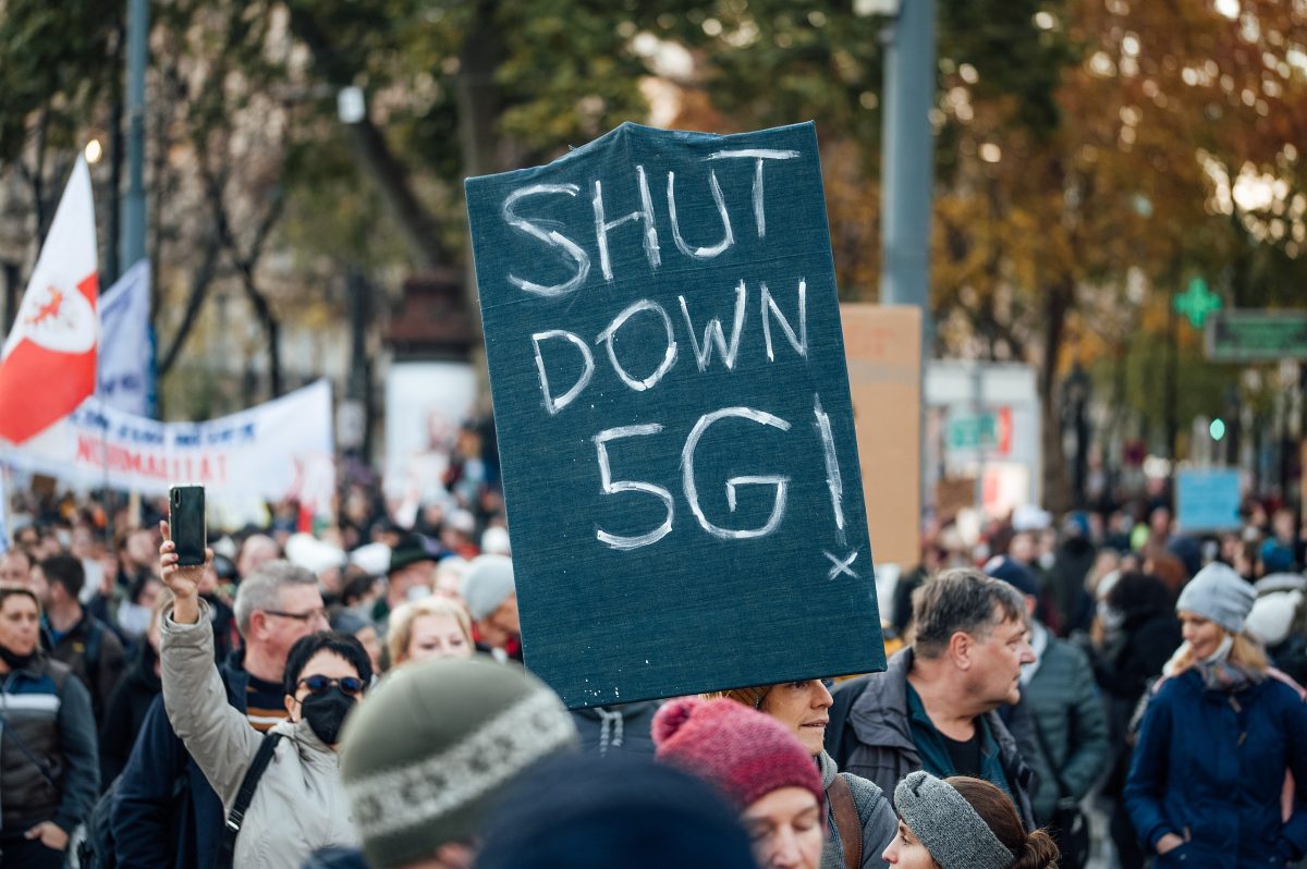 aşı karşıtı bir eylemden "5g'yi kapatın" pankartı.