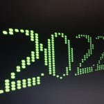 dijital bir ekranda 2022 yazıyor