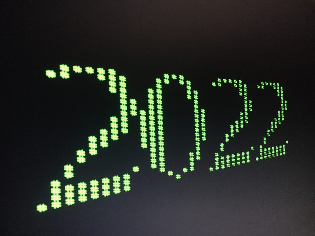 dijital bir ekranda 2022 yazıyor