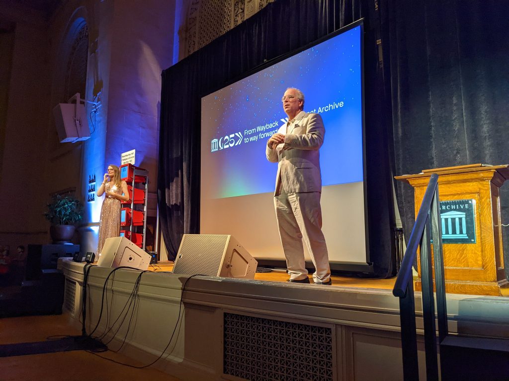 Internet Archive kurucusu Brewster Kahle, sitenin 25. yıl kutlamasında konuşuyor.
