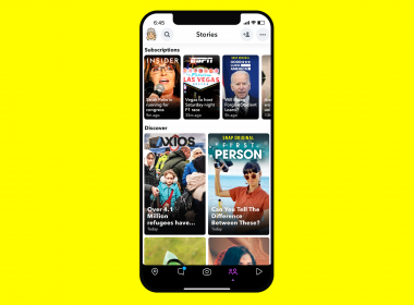 Sarı arka plan üzerinde bir iPhone, ekranında Snapchat'in dinamik hikayelerinin örnekleri görülüyor.