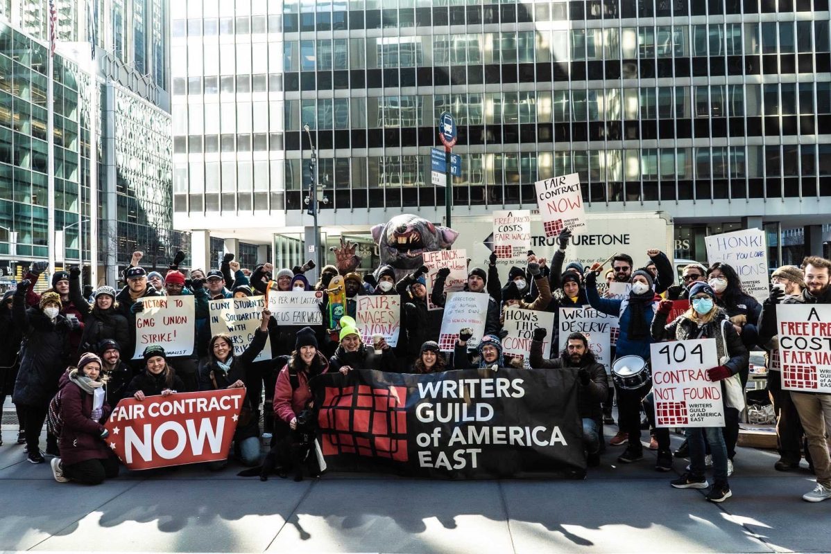 GMG Union'a bağlı gazeteciler ellerinde pankartlar ile protesto gösterisi yaparken.