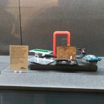 The Guardian ofisinin girişinde sergilenen ve İngiltere istihbaratı talep ettiği için gazeteciler tarafından imha edilen hard disklerin fotoğrafı. Disklerin içerisinde Edward Snowden'ın sızdırdığı belgeler vardı.