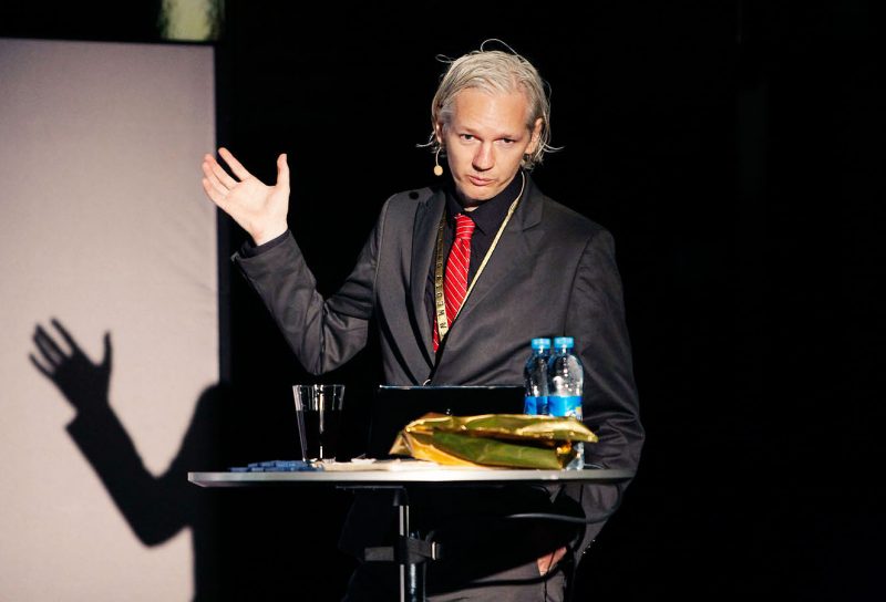 Julian Assange 2009 yılında katıldığı bir konferansta sahnede konuşurken görülüyor.