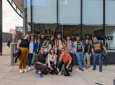 The Guardian'ın Londra ofisinin dışında NewsLabTurkey ekibi ve eğitmenleri ile The Guardian Foundation'dan iki çalışma ortağımızla birlikte poz verdiğimiz bir fotoğraf.
