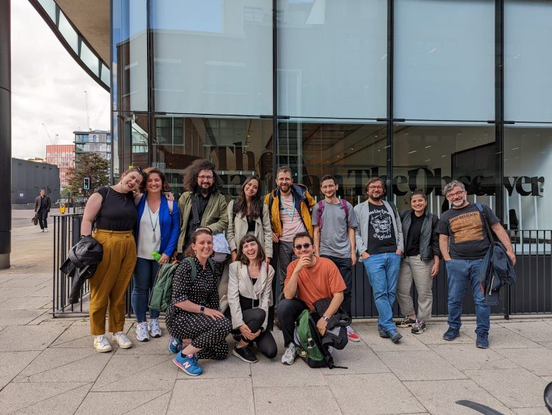The Guardian'ın Londra ofisinin dışında NewsLabTurkey ekibi ve eğitmenleri ile The Guardian Foundation'dan iki çalışma ortağımızla birlikte poz verdiğimiz bir fotoğraf.