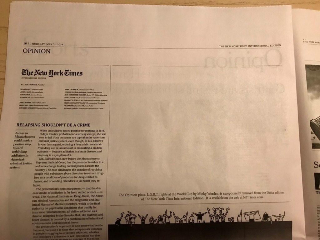 Katar'da yayınlanan New York Times uluslararası edisyonu, LGBTİ+ konusundaki her haberi sansürlemek zorunda. Sonucu fotoğraftaki gibi gazete sayfasının ortasındaki boş bölümler oluyor. NYT hepsinin altına not olarak yazının ne hakkında olduğunu ve bu edisyonda sansürlendiğini not olarak ekliyor.