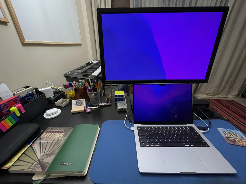 Bülten editörü Ahmet Alphan Sabancı'nın çalışma masasının bir fotoğrafı.