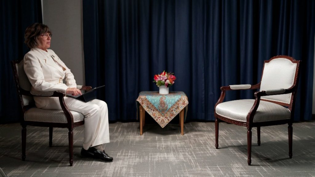 Christiane Amanpour, İran cumhurbaşkanının iptal ettiği röportaj için çekim setindeki koltuğunda, karşısındaki boş koltuğa bakarak bekliyor.