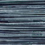 Üst üste dizili bir sürü gazete.