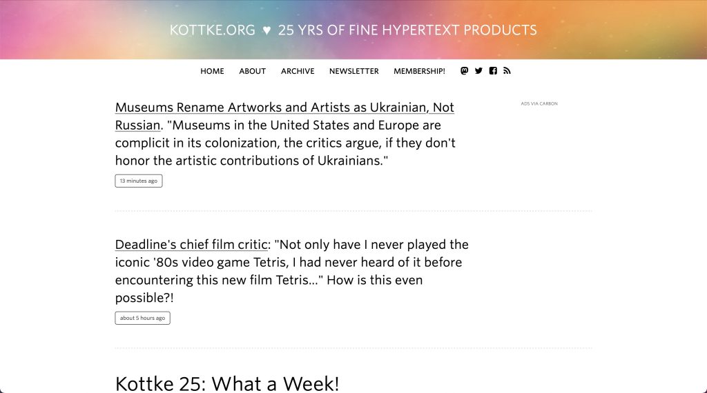 kottke.org'un ana sayfasının ekran görüntüsü. Renkli bir menünün altında sade bir şekilde en yeni postlar görülüyor.