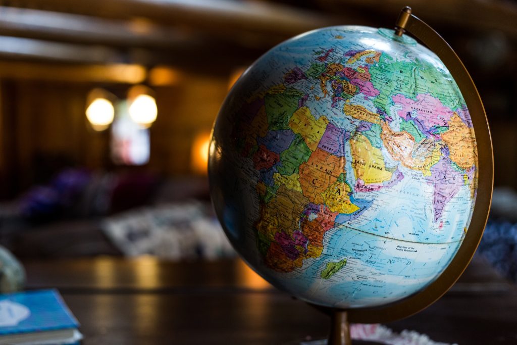 Kütüphane gibi bir yerde masanın üzerinde duran bir küre haritanın fotoğrafı. Haritanın görünen kısmı Kuzey Afrika, Avrupa, Türkiye, Arap Yarımadası ve Asya'nın büyük bir kısmını gösteriyor.