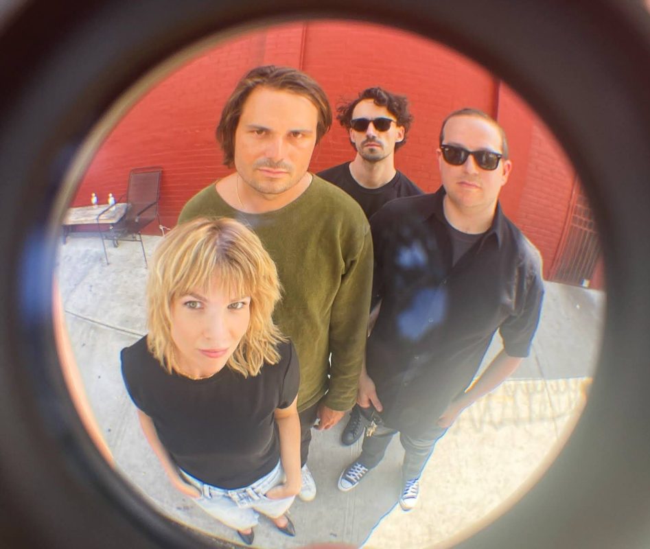Vice'dan ayrılıp kendi yayınları 404 Media'yı kuran dörtlü Samantha Cole, Jason Koebler, Joseph Cox ve Emanuel Maiberg'in rock grubu gibi poz verdiği bir fotoğraf.