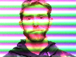 Linus Tech Tips'in kurucusu Linus Sebastian'ın mutsuz yüz ifadesiyle durduğu fotoğrafına sinyali bozuk televizyon efekti uygulanmış. Yüzünde yamulmalar ve fotoğrafta renk şeritleri ve kaymaları var.