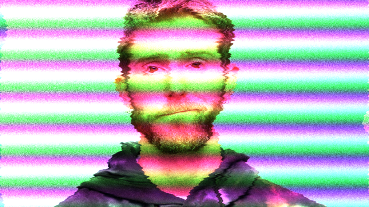 Linus Tech Tips'in kurucusu Linus Sebastian'ın mutsuz yüz ifadesiyle durduğu fotoğrafına sinyali bozuk televizyon efekti uygulanmış. Yüzünde yamulmalar ve fotoğrafta renk şeritleri ve kaymaları var.