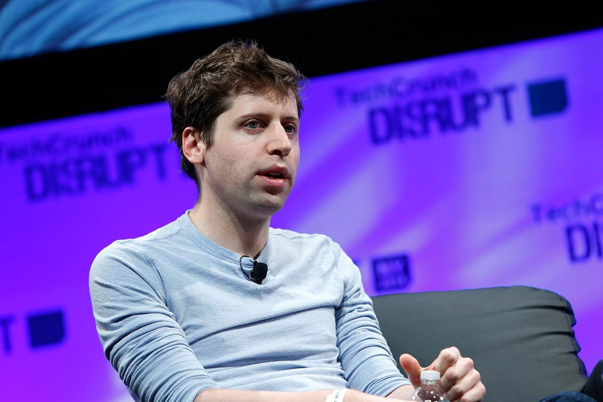 OpenAI'ın kurucularından Sam Altman'ın bir konferansta konuşurken çekilmiş bir fotoğrafı.