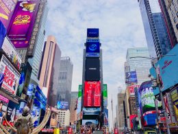 New York'taki Times meydanının geniş açıyla çekilmiş bir fotoğrafı. Fotoğrafta gökyüzü dışında neredeyse her yer reklam panoları ve ekranlarıyla kaplı.