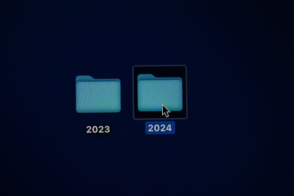 macOS masaüstünde iki klasör görünüyor, biri 2023 biri 2024 olarak adlandırılmış. 2024 olan seçilmiş ve üzerinde imleç duruyor.