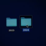 macOS masaüstünde iki klasör görünüyor, biri 2023 biri 2024 olarak adlandırılmış. 2024 olan seçilmiş ve üzerinde imleç duruyor.