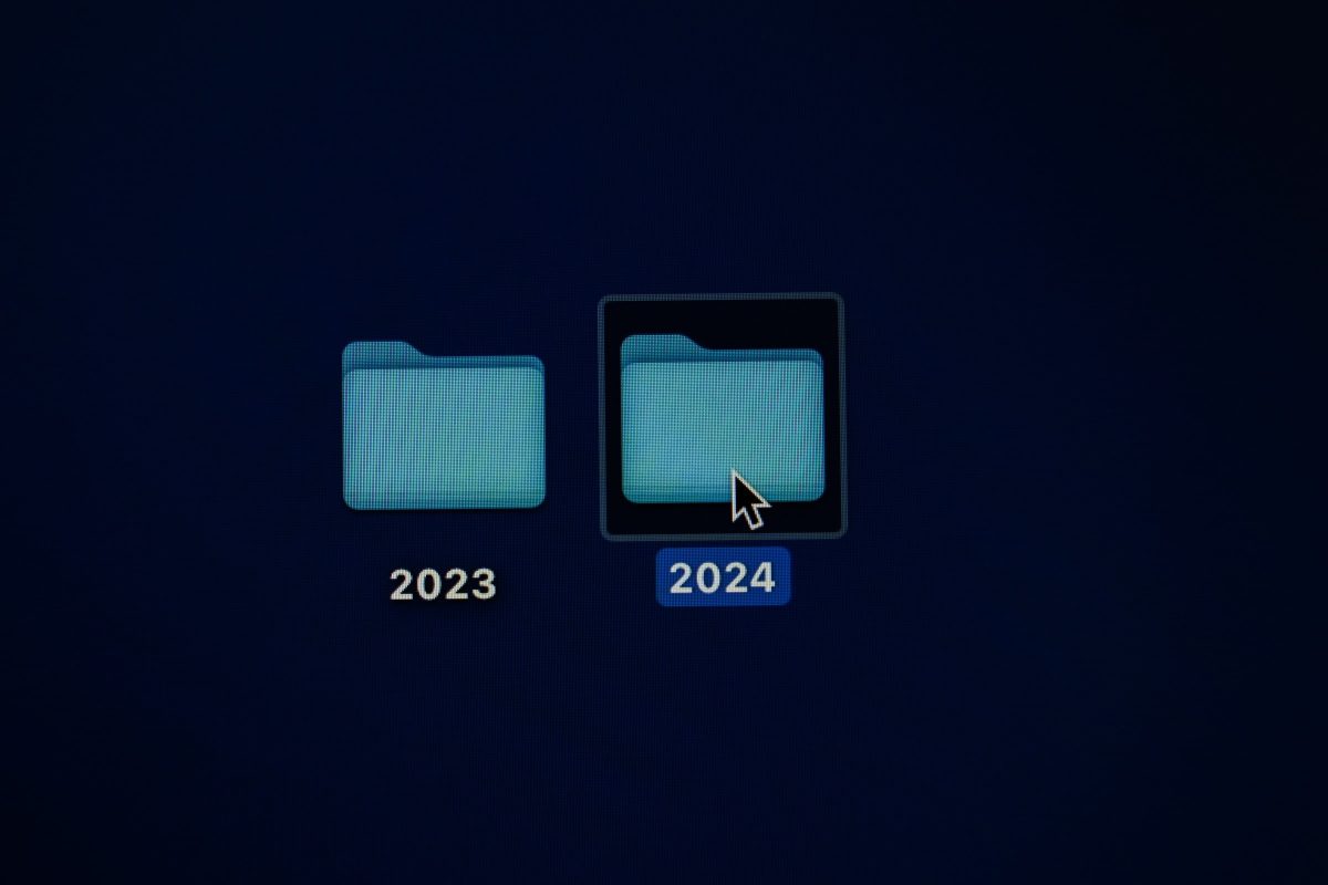 macOS masaüstünde iki klasör görünüyor, biri 2023 biri 2024 olarak adlandırılmış. 2024 olan seçilmiş ve üzerinde imleç duruyor.