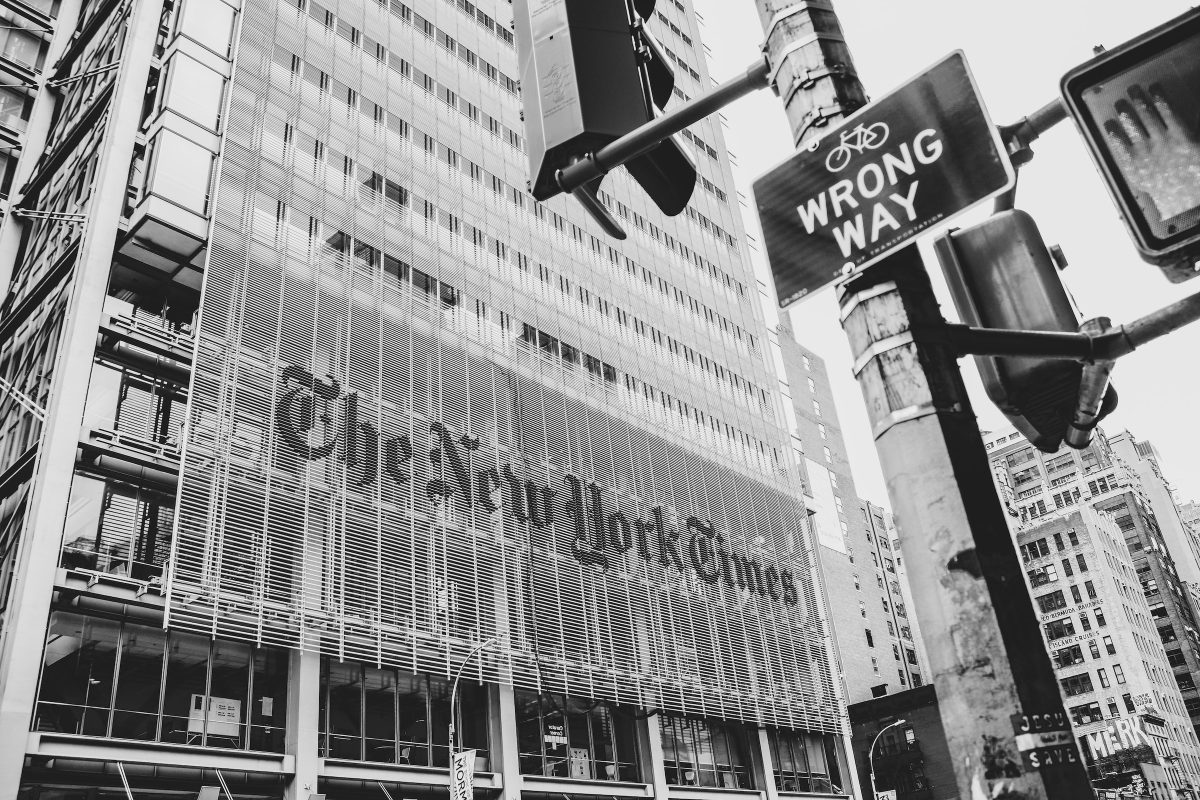 NY Times binasının yolun karşısından çekilmiş siyah beyaz bir fotoğrafı.
