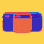 Kare şeklindeki Humane AI Pin'lerden üç tanesinin yan yana durduğu bir medya tanıtım görselinin üzerinde oynanarak parlak renkler verilmiş ve piksellendirilmiş.