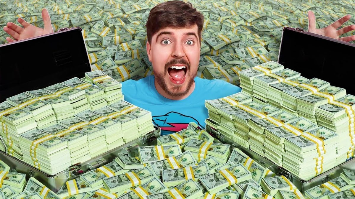Youtuber MrBeast'in meşhur video kapak görsellerinden birisinde kendisini aşırı abartılı şekilde editlenmiş bir yüz ifadesiyle destelerce paranın ortasında görüyoruz.