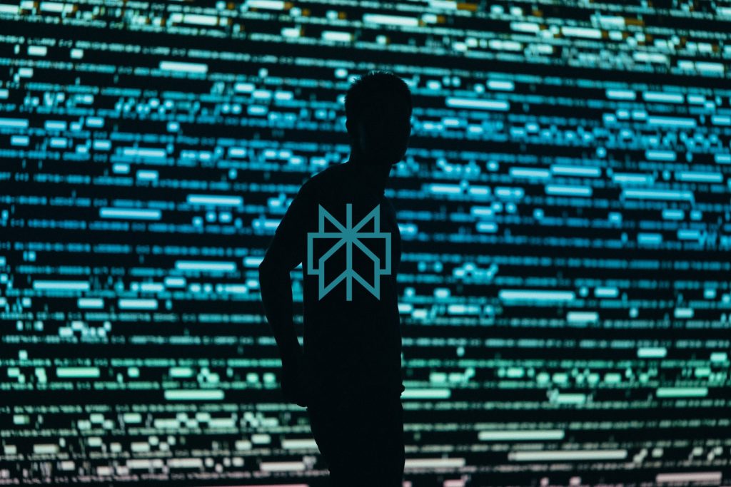 Dijital bir ekranın önünde bir insan silüeti görülüyor. Silüetin üstünde Perplexity'nin logosu var.