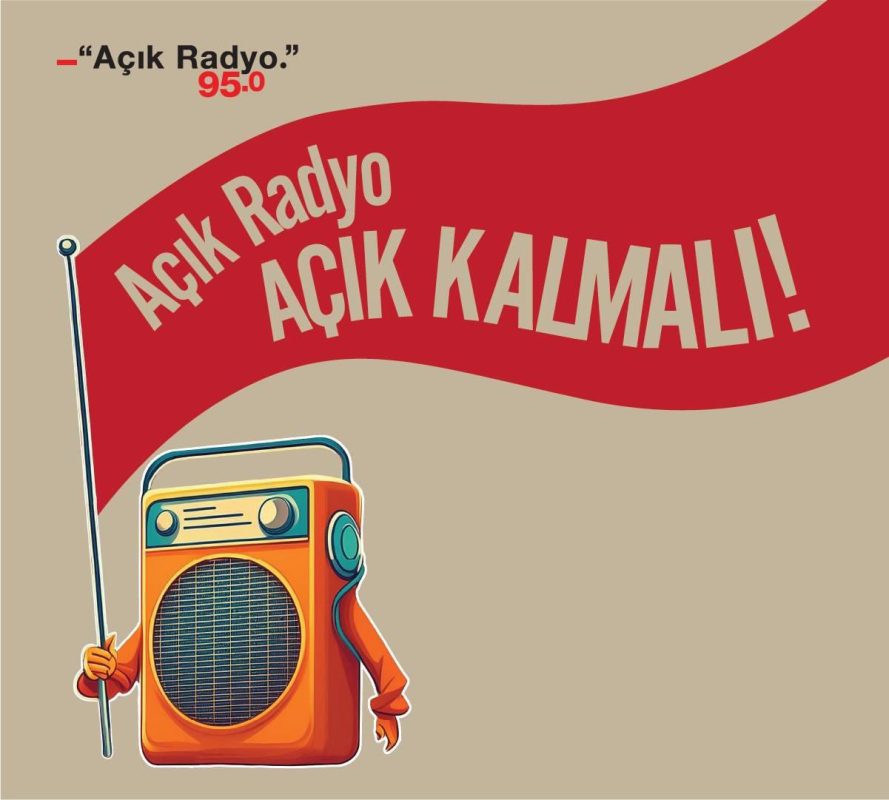 Turuncu renkte bir el radyosunun tuttuğu kırmızı flamanın üzerinde "Açık Radyo Açık Kalmalı" yazıyor.