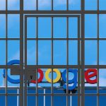 Bir nezarethane kapısının arkasında Google logosu görülüyor.