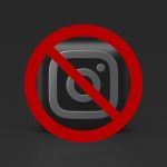 Siyah beyaz bir Instagram logosunun üzerinde kırmızı yasak sembolü var.