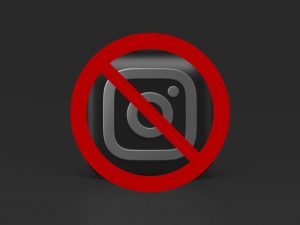 Siyah beyaz bir Instagram logosunun üzerinde kırmızı yasak sembolü var.