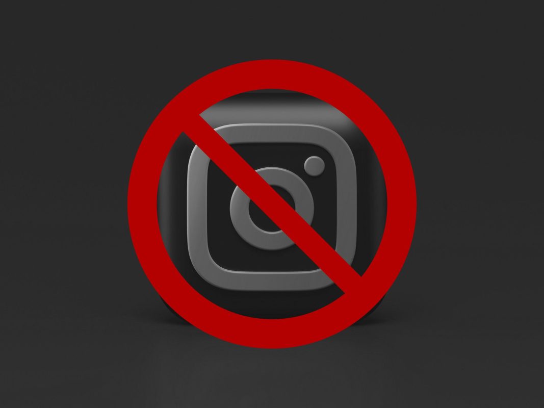 Siyah beyaz bir Instagram logosunun üzerinde kırmızı yasak sembolü var.