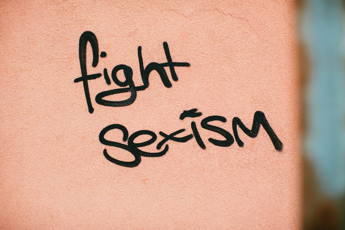 Somon rengi bir duvarda siyah sprey boyayla yazılmış graffiti "fight sexism" diyor.