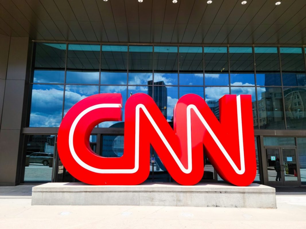 CNN'in Atlanta'daki merkez binasının önündeki dev CNN logosunun karşıdan çekilmiş fotoğrafı.