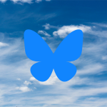 Mavi ve aralarda bulutların olduğu bir gökyüzü fotoğrafının tam ortasına Bluesky'ın logosu olan mavi kelebek yerleştirilmiş.