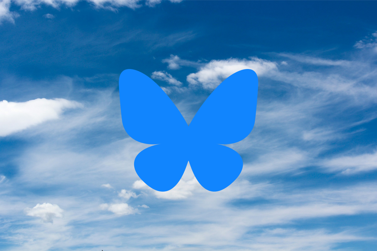 Mavi ve aralarda bulutların olduğu bir gökyüzü fotoğrafının tam ortasına Bluesky'ın logosu olan mavi kelebek yerleştirilmiş.