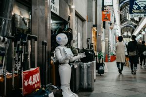 Japonya'da bir pasajdaki mağazanın önünde bekleyen bir robotun fotoğrafı.