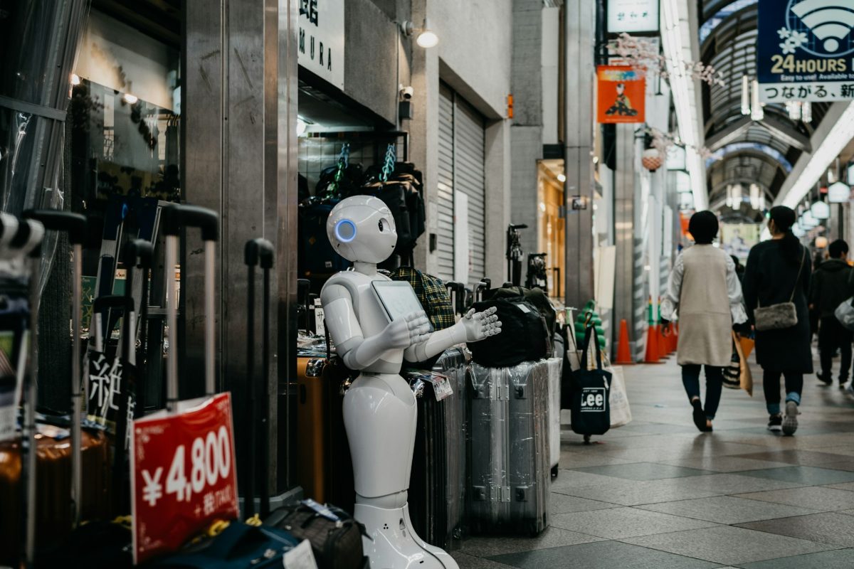 Japonya'da bir pasajdaki mağazanın önünde bekleyen bir robotun fotoğrafı.